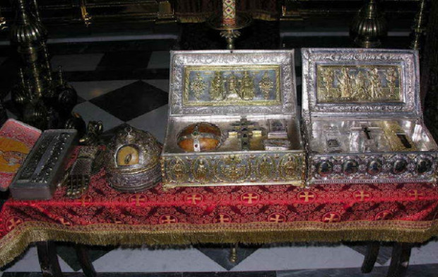 Λειψανοθήκες της Ιεράς μονής Σίμωνος Πέτρας Αγίου Όρους που περιέχουν: το αριστερό και άφθαρτο χέρι της Αγίας Μυροφόρου και Ισαποστόλου Μαρίας της Μαγδαληνής, λείψανο της Αγίας Ευδοξίας της Οσιομάρτυρος, λείψανα της Αγίας Μεγαλομάρτυρος Βαρβάρας, το ποδαράκι του τρίχρονου Αγίου Μάρτυρος Κηρύκου, τη κάρα του Αγίου Παύλου του Ομολογητού, το πόδι του Αγίου Μάρτυρος Σεργίου, τη κάρα του Αγίου Μοδέστου, Πατριάρχου Ιεροσολύμων και μικρολείψανα των: Αγίου Παντελεήμονος του Μεγαλομάρτυρος και Ιαματικού, Αγίου Ιωάννου Προδρόμου και Βαπτιστού, Αγίου Μάρτυρος Τρύφωνος, Προφήτου Ναούμ, Αγίας Μεγαλομάρτυρος Παρασκευής και Οσίου Συμεών του Στυλίτου.