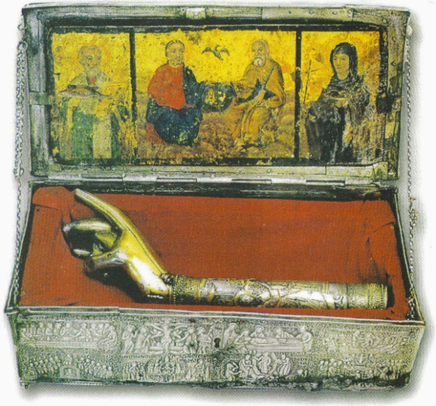Η λειψανοθήκη με τη δεξιά χείρα του Αγίου Πολυκάρπου, του Ιερομάρτυρος Επισκόπου Σμύρνης. Η λειψανοθήκη είναι η παλαιά (μεταβυζαντινή).
