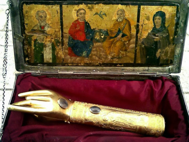 Η λειψανοθήκη με τη δεξιά χείρα του Αγίου Πολυκάρπου, του Ιερομάρτυρος Επισκόπου Σμύρνης. Η λειψανοθήκη είναι η νέα (σύγχρονη). 