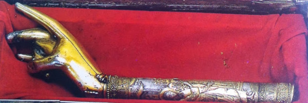 Η λειψανοθήκη με τη δεξιά χείρα του Αγίου Πολυκάρπου, του Ιερομάρτυρος Επισκόπου Σμύρνης. Το Άγιο Χέρι βρίσκεται σε στάση ευλογίας.   