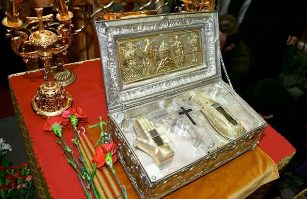 Λειψανοθήκη της Ιεράς Μονής Σίμωνος Πέτρας Αγίου Όρους που περιέχει τεμάχιο Τιμίου Ξύλου, το άφθαρτο χέρι της Αγίας Μυροφόρου και Ισαποστόλου Μαρίας της Μαγδαληνής και τη δεξιά χείρα της Αγίας Μεγαλομάρτυρος Βαρβάρας.