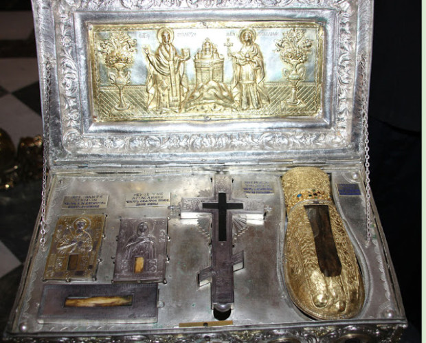 Λειψανοθήκη της Ιεράς Μονής Σίμωνος Πέτρας Αγίου Όρους που περιέχει τεμάχιο Τιμίου Ξύλου, το άφθαρτο χέρι της Αγίας Μυροφόρου και Ισαποστόλου Μαρίας της Μαγδαληνής, λείψανο της Αγίας Άννης, μητρός της Θεοτόκου και λείψανο του Αγίου Παντελεήμονος του Μεγαλομάρτυρος και Ιαματικού.