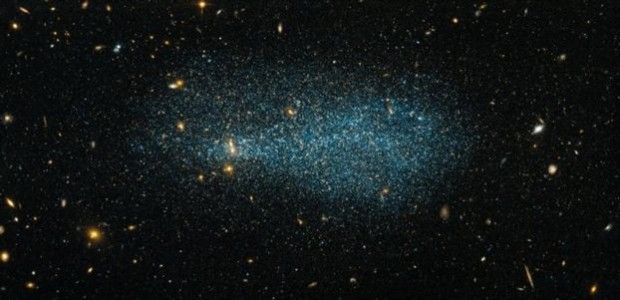Κάτι σαν... φάλαινα μοιάζει να έχει καταπιεί ένα ολόκληρο γαλαξία. Credit: ESA/Hubble & NASA