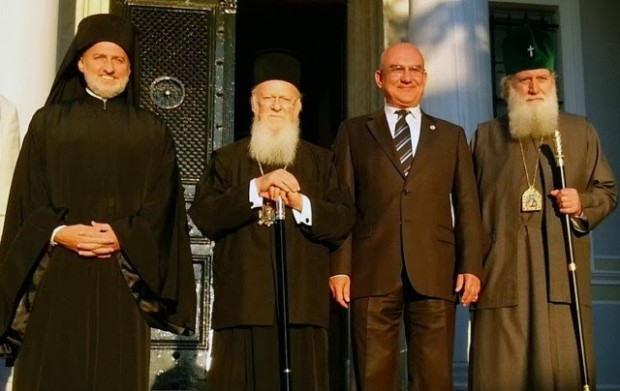Ο Οικουμενικός Πατριάρχης, ο Βουλγαρίας Νεόφυτος, ο Προύσης Ελπιδοφόρος και ο Δήμαρχος Πριγκηποννήσων  φωτό: fanarion.blogspot.gr
