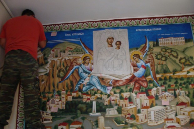Αγιογραφία στην είσοδο του κτιρίου απεικονίζουσα την πόλη της Κομοτηνής υπό τη σκέπη της Παναγίας