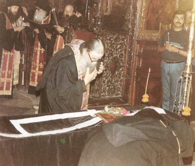 Ο Πανοσιολιώτατος Αρχιμανδρίτης κ. Χαράλαμπος (ηγούμενος τότε) της Ιεράς Μονής Αγίου Διονυσίου δίνει κατά την διάρκεια της κηδείας τον τελευταίο ασπασμό στον μακαριστό Γέροντα Αρσένιο.