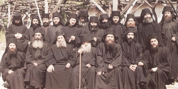 Η συνοδεία του Γέροντος Αρσενίου του Ησυχαστού στο παρά τις Καρυές, Ιερό Χιλανδαρινό Κελλίο Αγίου Νικολάου, Μπουραζέρι, κατά την περίοδο 1967-1979.