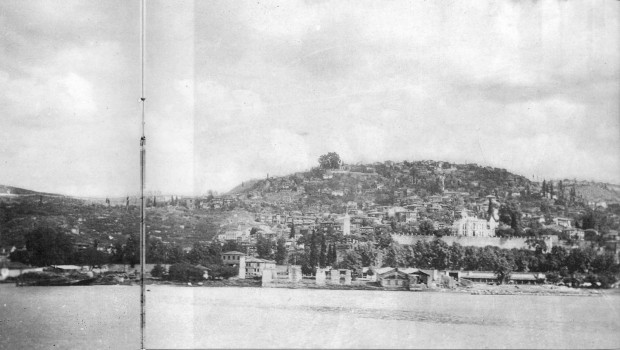 Η Νικομήδεια (σήμερα Izmit) βρίσκεται στο μυχό του Αστακηνού Κόλπου της Προποντίδας. Η φωτογραφία τραβήχτηκε από πλοίο τον Ιούνιο του 1921.