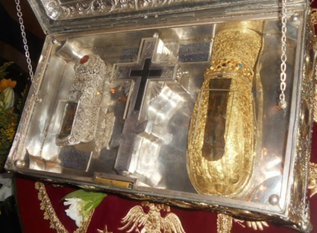 Λειψανοθήκη της Ιεράς Μονής Σίμωνος Πέτρας Αγίου Όρους που περιέχει τεμάχιο Τιμίου Ξύλου, το άφθαρτο χέρι της Αγίας Μυροφόρου και Ισαποστόλου Μαρίας της Μαγδαληνής και το ποδαράκι του τρίχρονου Αγίου Μάρτυρος Κηρύκου.