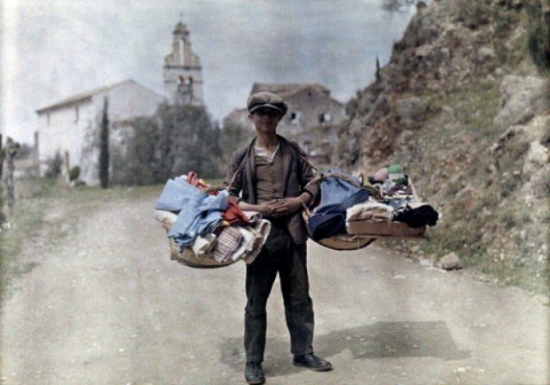 Ένας μικρέμπορος με τα εμπορεύματά του, περνά μέσα από το χωριό, Γαστούρι, Κέρκυρα