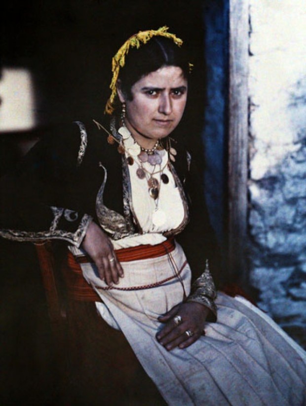Μία γυναίκα κάθεται σε μια καρέκλα στα Ανώγεια, εκεί όπου γεννήθηκε ο Δίας, Κρήτη