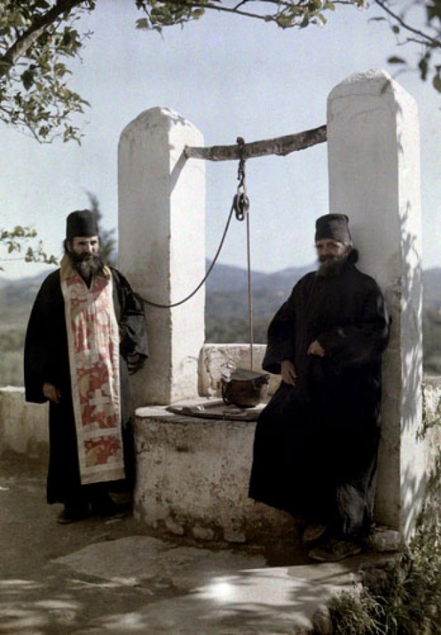 Ένας μοναχός και ένας ιερέας σε κερκυραϊκό μοναστήρι.