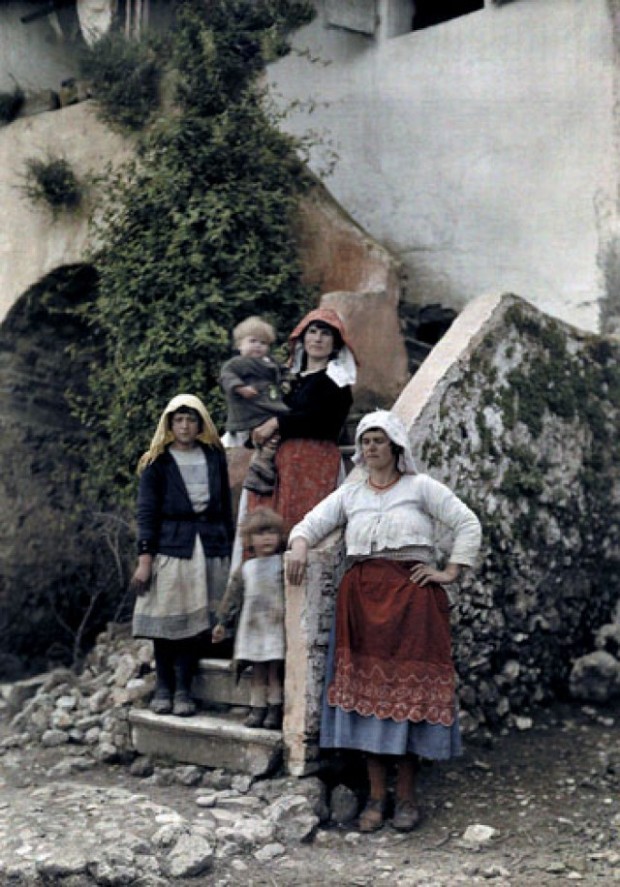 Τρεις γυναίκες ποζάρουν στο φακό μαζί με παιδιά πάνω σε πέτρινα σκαλοπάτια, Κέρκυρα.