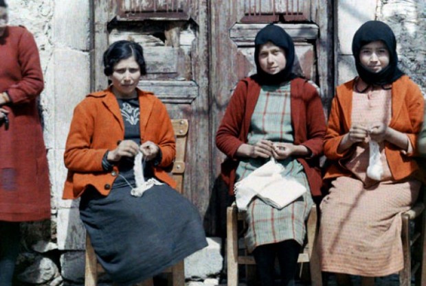 Τρεις γυναίκες κάθονται και πλέκουν στην Κρήτη.