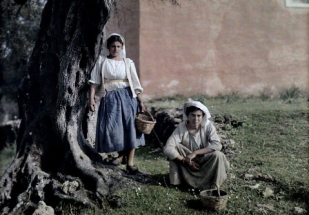 Δύο γυναίκες με καλάθια που χρησιμοποιούνται για το μάζεμα των ελιών. Άγιοι Δέκα, Κέρκυρα.