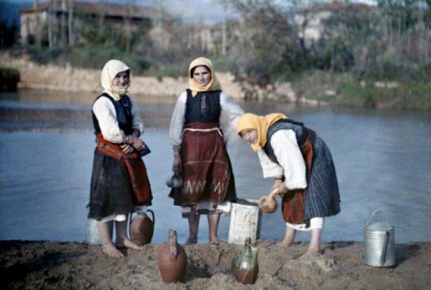 Γυναίκες φιλτράρουν ποταμίσιο νερό και το κάνουν πόσιμο, κοντά στα σύνορα με τη Γιουγκοσλαβία.