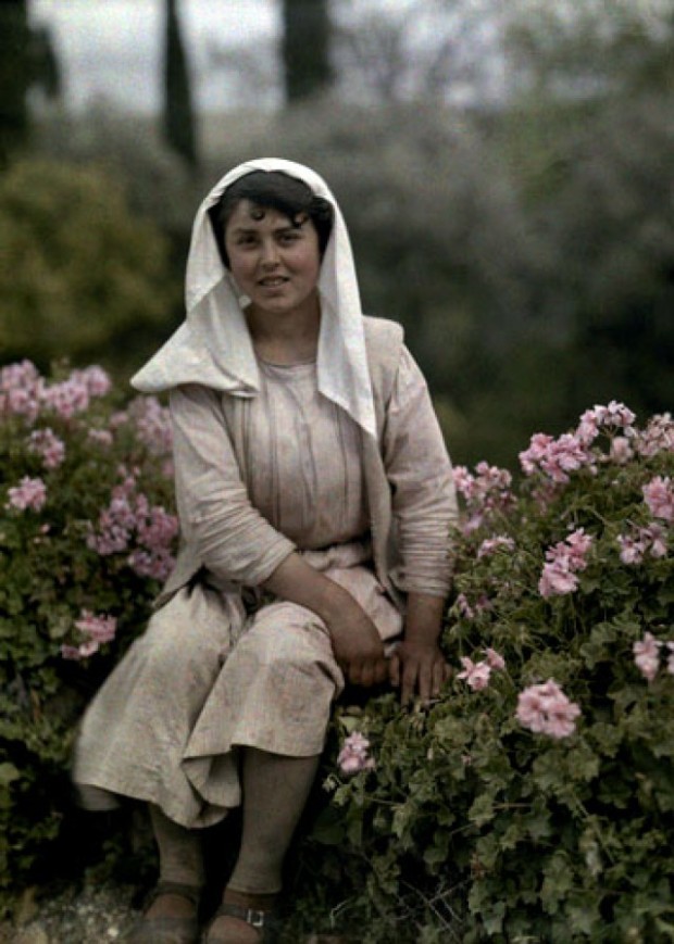 Μία νεαρή γυναίκα κάθεται σε κήπο της Κέρκυρας