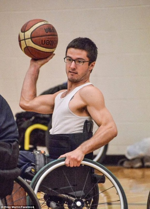 Όντας σε μια αναπηρική καρέκλα δεν σταματά Riley από τα γυρίσματα μερικά καλάθια για το γήπεδο μπάσκετ 