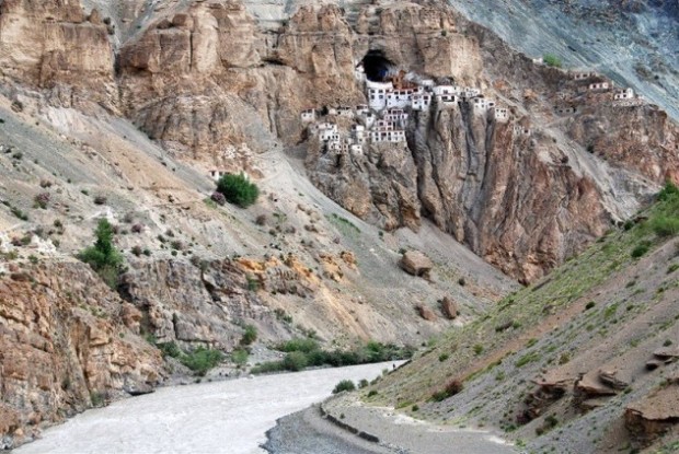 Βουδιστικό μοναστήρι στην Phugtal Gompa της Ινδίας στα 3.800 μέτρΑ 