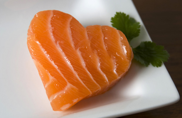 Λιπαρά ψάρια   Τα λιπαρά ψάρια (π.χ. οι σαρδέλες, ο σολομός, το σκουμπρί), όπως και οι ξηροί καρποί (κυρίως τα καρύδια), είναι τροφές πλούσιες σε ω-3 λιπαρά οξέα, τα οποία φαίνεται να έχουν αντικαρκινικές ιδιότητες. Οι έρευνες συνδέουν τη συστηματική κατανάλωση των συγκεκριμένων λιπαρών οξέων με προστασία από τον καρκίνο του παχέος εντέρου, του μαστού και του προστάτη. Σύμφωνα, μάλιστα, με πρόσφατη μετα-ανάλυση από το Τμήμα Ουρολογίας του Πανεπιστημίου «Mc Gill» στο Μόντρεαλ, άτομα που καταναλώνουν συστηματικά ω-3 λιπαρά οξέα παρουσιάζουν 63% μειωμένη θνησιμότητα από καρκίνο του προστάτη.