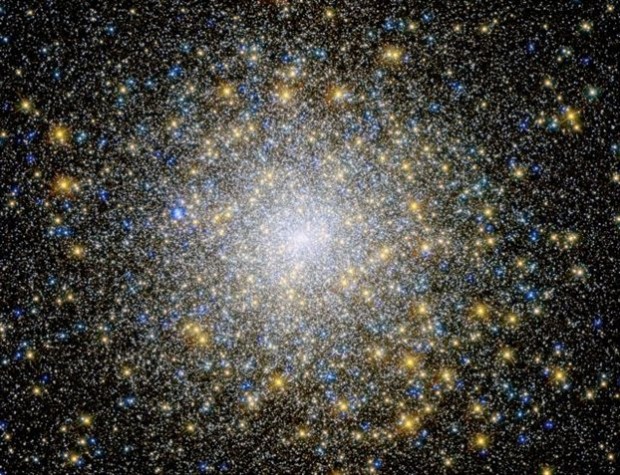 To Messier 15 εξακολουθεί να φωτοβολεί στον Γαλαξία και οι νέες εικόνες του μπορεί να βοηθήσουν τους επιστήμονες να μάθουν περισσότερα για τις μαύρες τρύπες. Credit: NASA/ESA