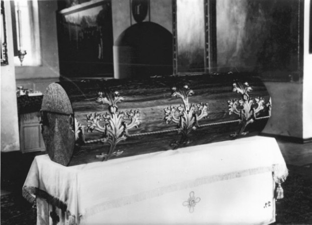 Η λάρνακα λειψανοθήκη με τα λείψανα του Οσίου Σεραφείμ του Σαρώφ.