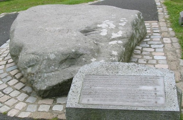 800px-Saint_Patrick's_grave_Downpatrick[4]