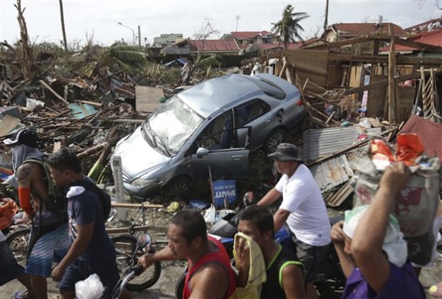 Οι Αρχές tvn Φιλιππίνων κάνουν πλέον λόγο για τουλάχιστον 10.000 νεκρούς και χαρακτηρίζουν τον τυφώνα Χαϊγιάν ως τη φονικότερη φυσική καταστροφή στην πρόσφατη ιστορία της χώρας. ( Πηγή: AP Photo/Aaron Favila)-tovima.gr