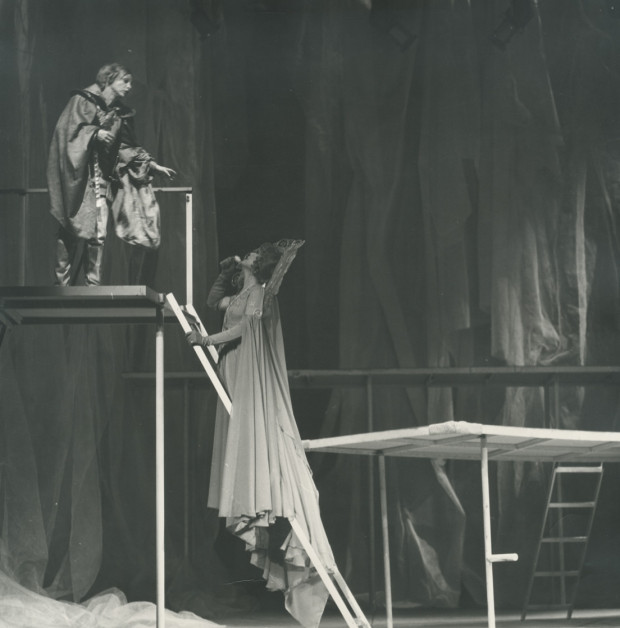 Αντιγόνη Βαλάκου, Αιμιλία Υψηλάντη (Εθνικό Θέατρο , 1975) Φωτό:  ofisofi.blogspot.gr