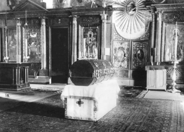 Η παραδοσιακή λάρνακα λειψανοθήκη με τα λείψανα του Οσίου Σεραφείμ του Σαρώφ μέσα στον Ιερό Ναό των Οσίων Ζωσιμά και Σαββάτιου από τα Σολόβκι.
