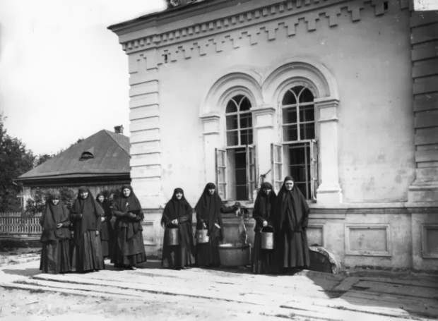 Αδελφές μοναχές στην υδραντλία της Ιεράς Μονής της Αγίας Τριάδος στο Ντιβέγιεβο.