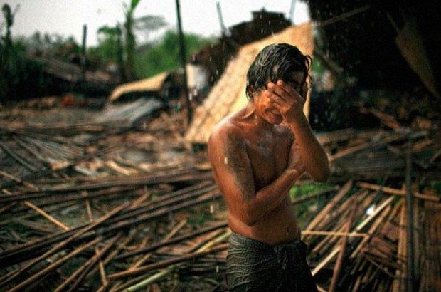 Ο 29χρονος Hhaing Το Yu  κρατά με απόγνωση το πρόσωπο του κοντά στην πρωτεύουσα της Μιανμάρ. Πίσω του ότι απέμεινε από το σπίτι του μετά το πέρασμα του κυκλώνα Ναργκίς, τον Μάιο του 2008.  Ο κυκλώνας άφησε εκατομμύρια ανθρώπους άστεγους και έγινε αιτία να χαθούν πάνω από 100.000 ζωές