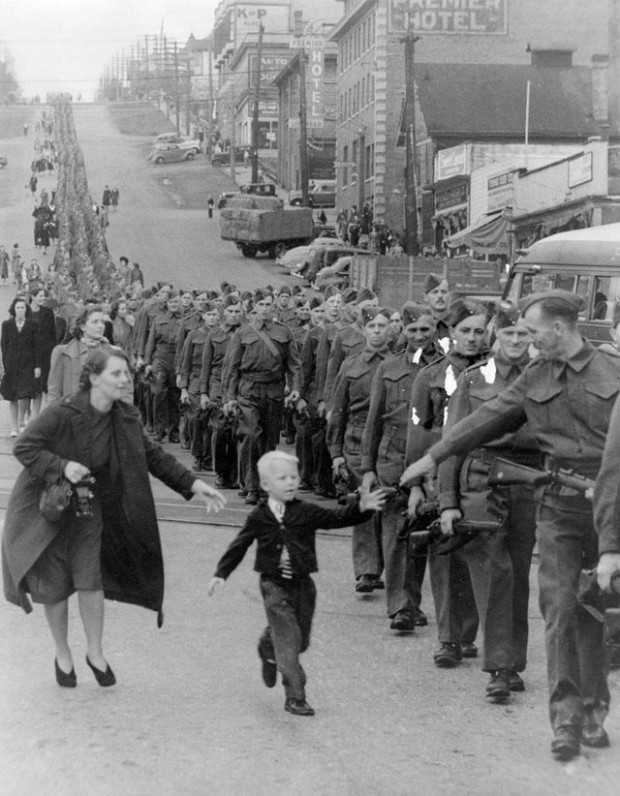  » Περίμενε και εμένα Μπαμπά » από τον Claude P. Dettloff, New Westminster, Καναδάς, 1 Οκτωβρίου 1940