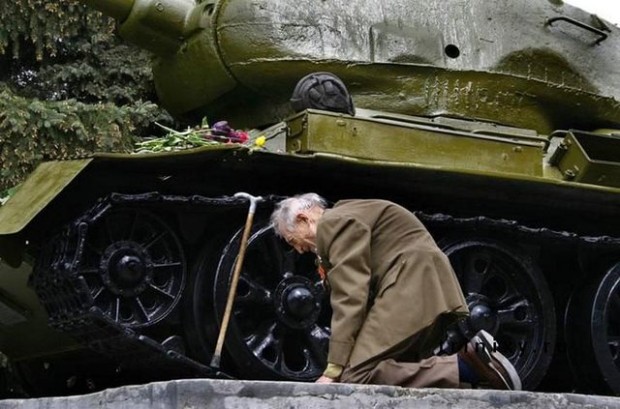  Ένα Ρώσος βετεράνος του Δευτέρου Παγκοσμίου Πολέμου βρήκε επιτέλους το τανκ μέσα στο οποίο έζησε τις περισσότερες μέρες του πολέμου να στέκεται σε μια μικρή ρωσική πόλη ως μνημείο