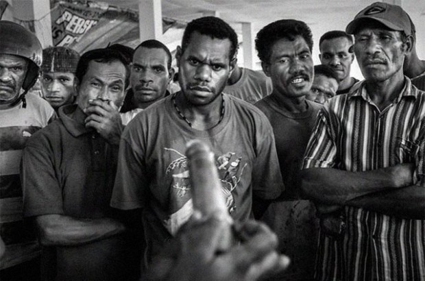 Επίδειξη της χρήσης προφυλακτικού σε λαϊκή αγορά στην Τζαγιαπούρα, πρωτεύουσα της Παπούα, το 2009