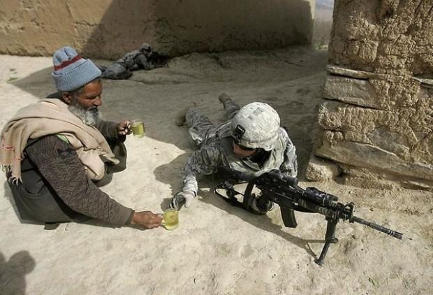Ένας Αφγανός προσφέρει τσάι σε στρατιώτες