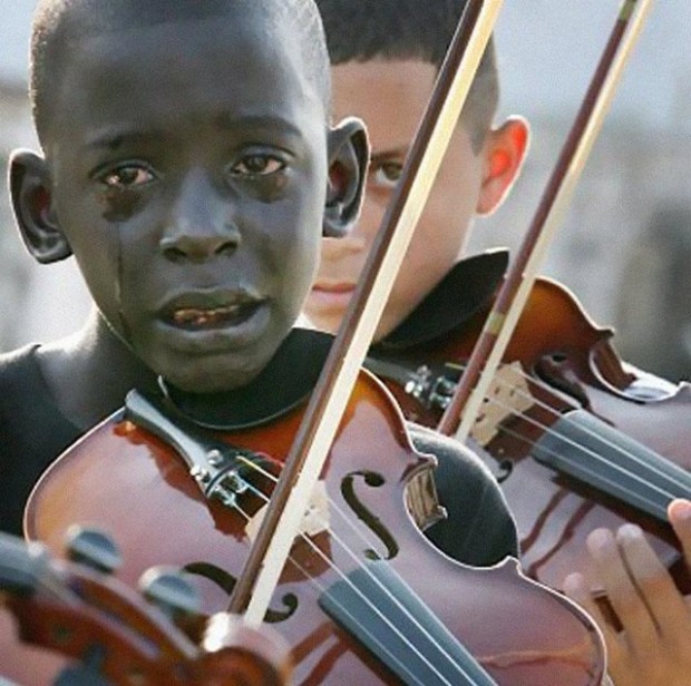  Diego Frazão Torquato, 12 χρονών Βραζιλιάνος παίζει βιολί στην κηδεία του δασκάλου του. Ο δάσκαλος του τον είχε βοήθησε να ξεφύγει από τη φτώχεια και τη βία μέσω της μουσικής.