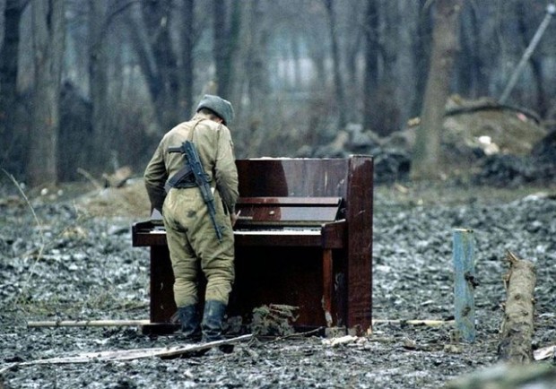 Ένας Ρώσος στρατιώτης παίζει ένα εγκαταλελειμμένο πιάνο στην Τσετσενία το 1994
