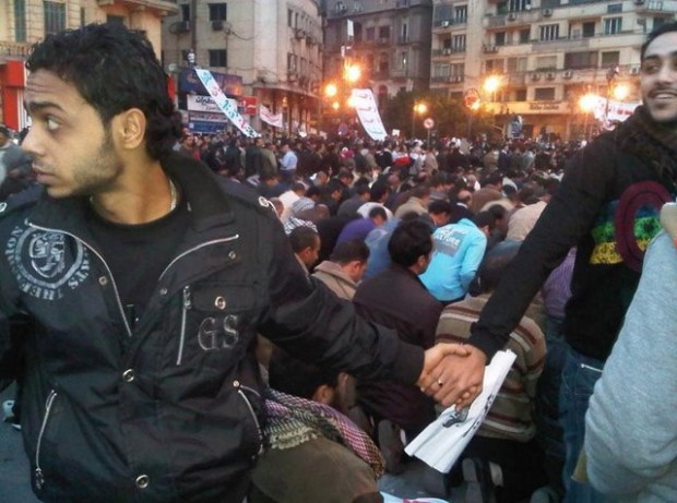 Χριστιανοί προστατεύουν μουσουλμάνους κατά τη διάρκεια προσευχής, το 2011 στο Κάιρο της Αιγύπτου