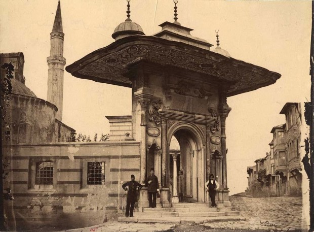 Η Πύλη από όπου έμπαινε ο σουλτάνος στην Αγία Σοφία από το Τοπ Καπί, το οθωμανικό παλάτι. Τα ξύλινα οθωμανικά σπίτια του 18ου αιώνα δεξιά με τα χαγιάτια έχουν ευτυχώς διασωθεί.