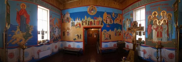 Η μεγάλη τοιχογραφία αριστερά απεικονίζει την Θεοτόκο, Έφορο του Ολχόν Βαϊκάλης