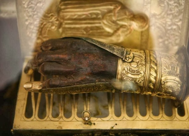 Το αδιάφθορο χέρι του Αγίου Χαραλάμπους σε στάση ευλογίας. Ιερά Μονή Μεγάλου Σπηλαίου Καλαβρύτων.