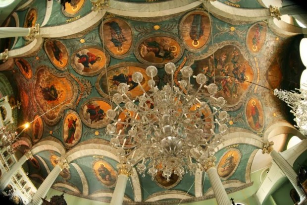 Στον παλιό ναό του Αποστόλου Ανδρέα. Οι ολόσωμες εικόνες της οροφής με σκηνές από τη Βίβλο, Πατέρες της Εκκλησίας και Πατριάρχες  αποτελούν έργα του μεγάλου αγιογράφου Δημήτρη Χατζηασλάνη, γνωστού ως Βυζάντιου.