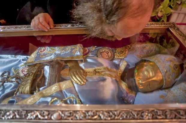 Προσκυνώντας το αδιάφθορο λείψανο του Αγίου Ιωάννου του Ρώσσου.