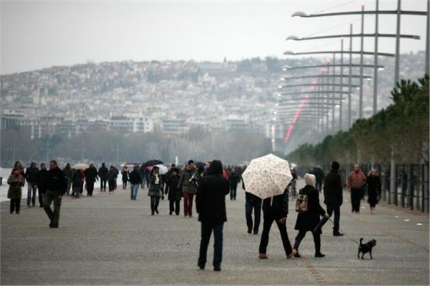 Δεκάδες πολίτες αψήφισαν τη βροχή και καλωσόρισαν τη νέα παραλία της Θεσσαλονίκης (Fosphotos).Πηγή: FOS Photos-Φωτό:tanea.gr 