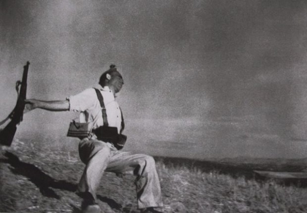 Πολιτοφύλακας τη στιγμή του θανάτου του Ρόμπερτ Κάπα – 1936