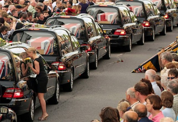 Κηδεία νεκρών στρατιωτών στο Γούτον Μπάσετ