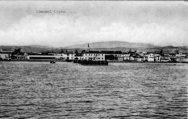 Το παραλιακό μέτωπο της Λεμεσού κατά την τελευταία δεκαετία του 19ου αιώνα με τα κτήρια να φτάνουν μέχρι τη θάλασσα χωρίς προκυμαία.