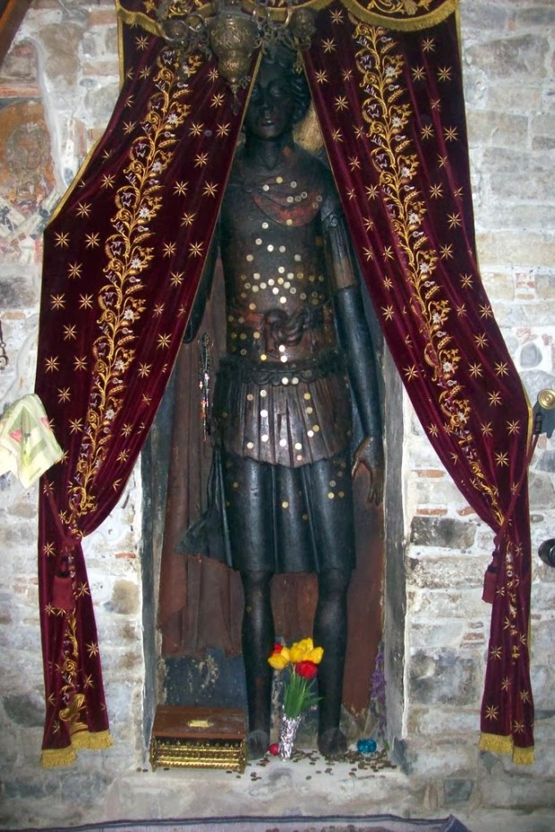 Η υπερμεγέθης ανάγλυφη εικόνα του Αγίου Γεωργίου στην Ομορφοκκλησιά Καστοριάς.