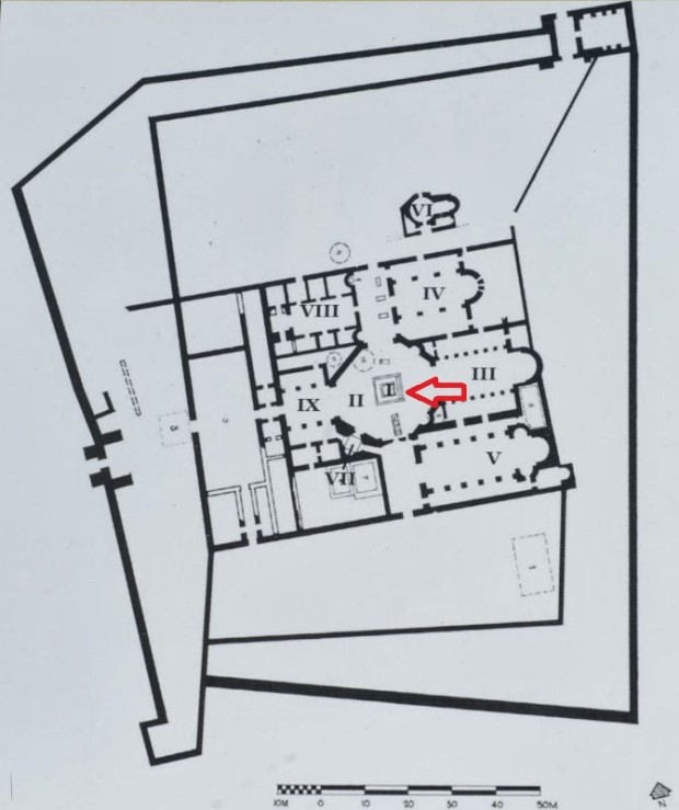Διάγραμμα του χώρου με τα σωζόμενα ερείπια στο Θαυμαστό όρος. Στο κέντρο με το βέλος η βάση της λίθινης κολώνας, όπου ασκήτευσε ο  Όσιος Συμεών ο Θαυμαστορείτης.